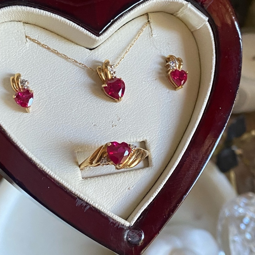 10k yellow gold, diamonds and pink sapphires jewelry set in heart box - Picture 1 of 16